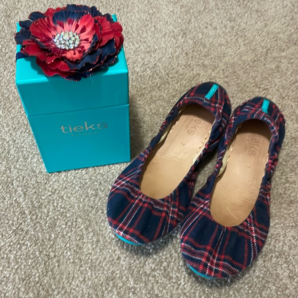 Great used condition - size 7 plaid Tieks